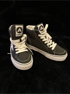 Airwalk Aurora Black and White Canvas High-Top Sneakers Size 7